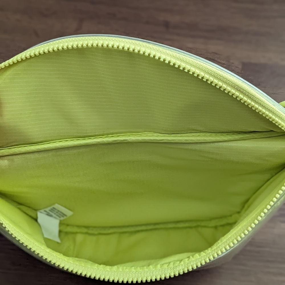 UGG NWT Belt Bag - Picture 2 of 9